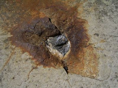 Hvordan at reparere huller i en betonplade gulv