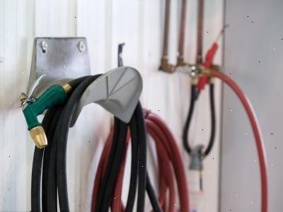 Sådan installeres en udendørs tyngdekraften bruser
