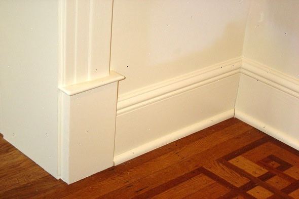 Hvordan at rengøre fodlister. Fej baseboards med en stiv kost.
