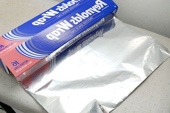 Sådan at stryge en kjole skjorte på en jern bestyrelse. Strygning skuldrene.