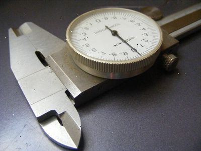 Hvordan til at læse en skydelære. Forbered det materiale, der skal måles.