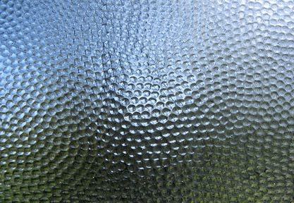 Sådan borer plexiglas. Brug en flad overflade som et arbejdsområde.