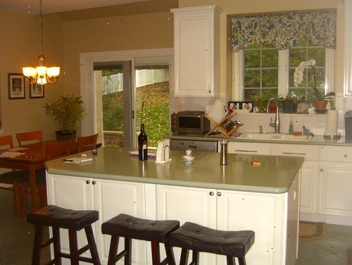 Hvordan til at dekorere din fedtsten køkkenbordet. Marmor og granit er et dagligt syn i køkken bordplader.