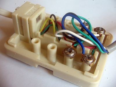 Sådan wire en overflade monteret telefonstik. Har alle de nødvendige værktøjer til hurtigt at wire en overflade monteret telefonstik.