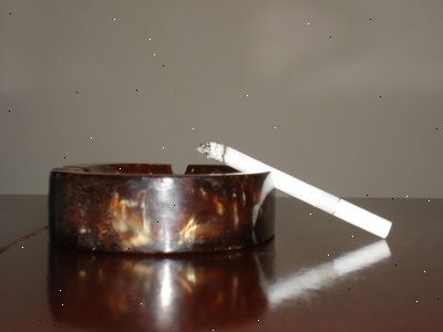 Sådan fjerner du en Brænd plet fra et træ bordplade. Forbered din egen rengøring pasta.
