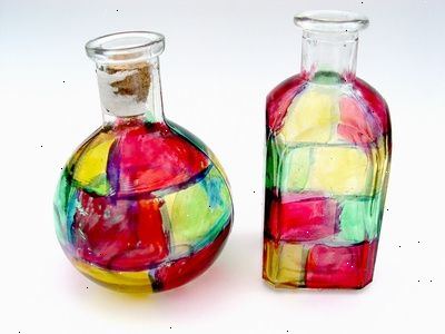 Hvordan at skabe smukke indretning med glasflasker. Farve og lys.