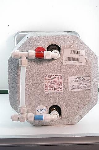 Sådan installeres en RV vandvarmer bypass kit. Vær sikker på at slukke for vandforsyningen input og den medfølgende vandpumpe.