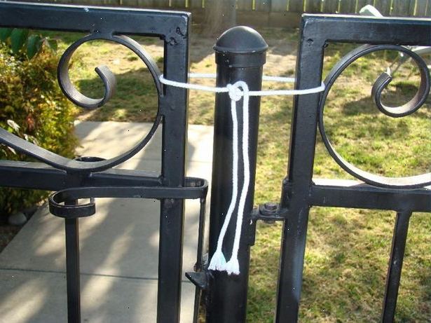 Hvordan til at sikre en smedejern hegn med ingen lås