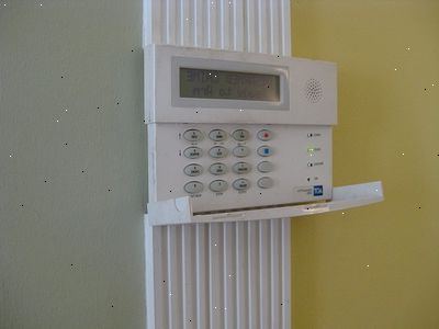 Sådan installeres en wirefree reaktion alarmsystem. Fastgør alle vinduer i stueetagen med magnetiske kontakter.