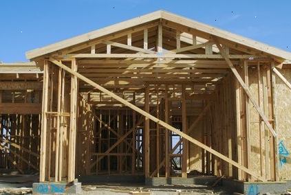 Opbygning af et tag for skure, lader og andre basale bygninger. Styrke hver trekant med en mere horisontal tremme under tag installation.